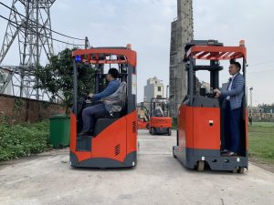 Phân biệt xe nâng reach truck đứng lái và xe nâng điện reach truck ngồi lái, chi tiết, có hình ảnh minh họa, giúp bạn chọn mua xe nâng hàng phù hợp nhất