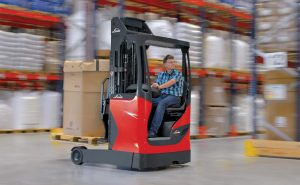 Cách nhìn tổng thể về xe nâng điện đứng lái giúp cho bạn tìm được xe nâng reach truck, pallet stacker, pallet truck chạy điện phù hợp với nhà kho của bạn